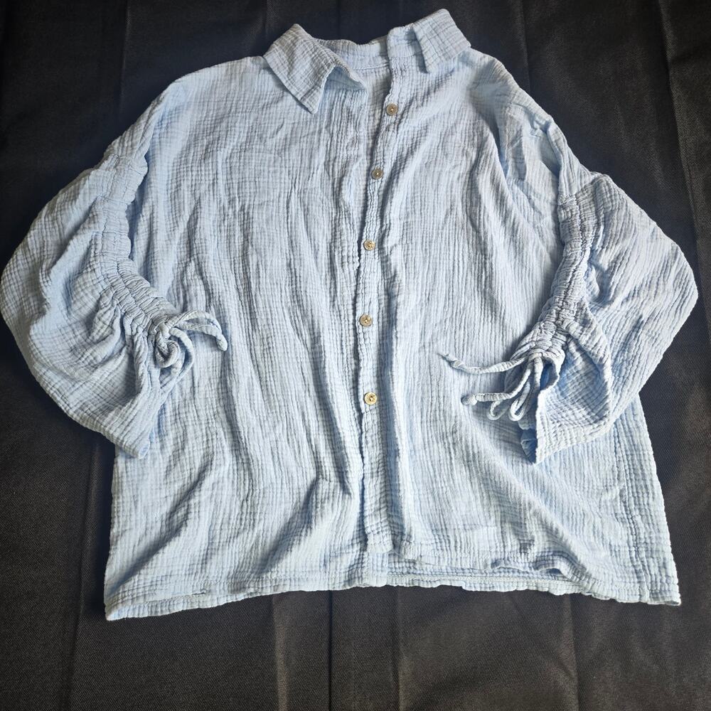 Women's  Large Blue Textured Stretchy Button Up Shirt